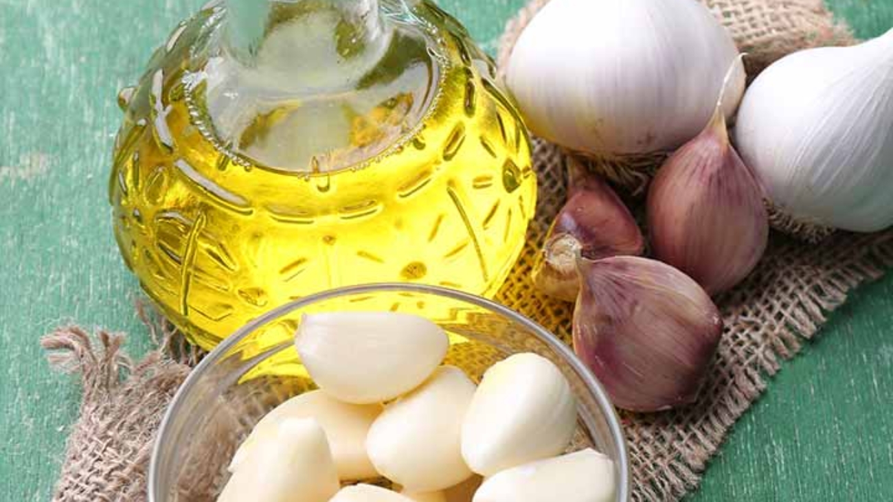 877_17-Best-Benefits-Of-Garlic-Oil-For-Skin-And-Health-527072669