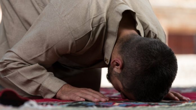 Sajda-Prayer-Salah-Shutterstock-e1659872580912-696x426